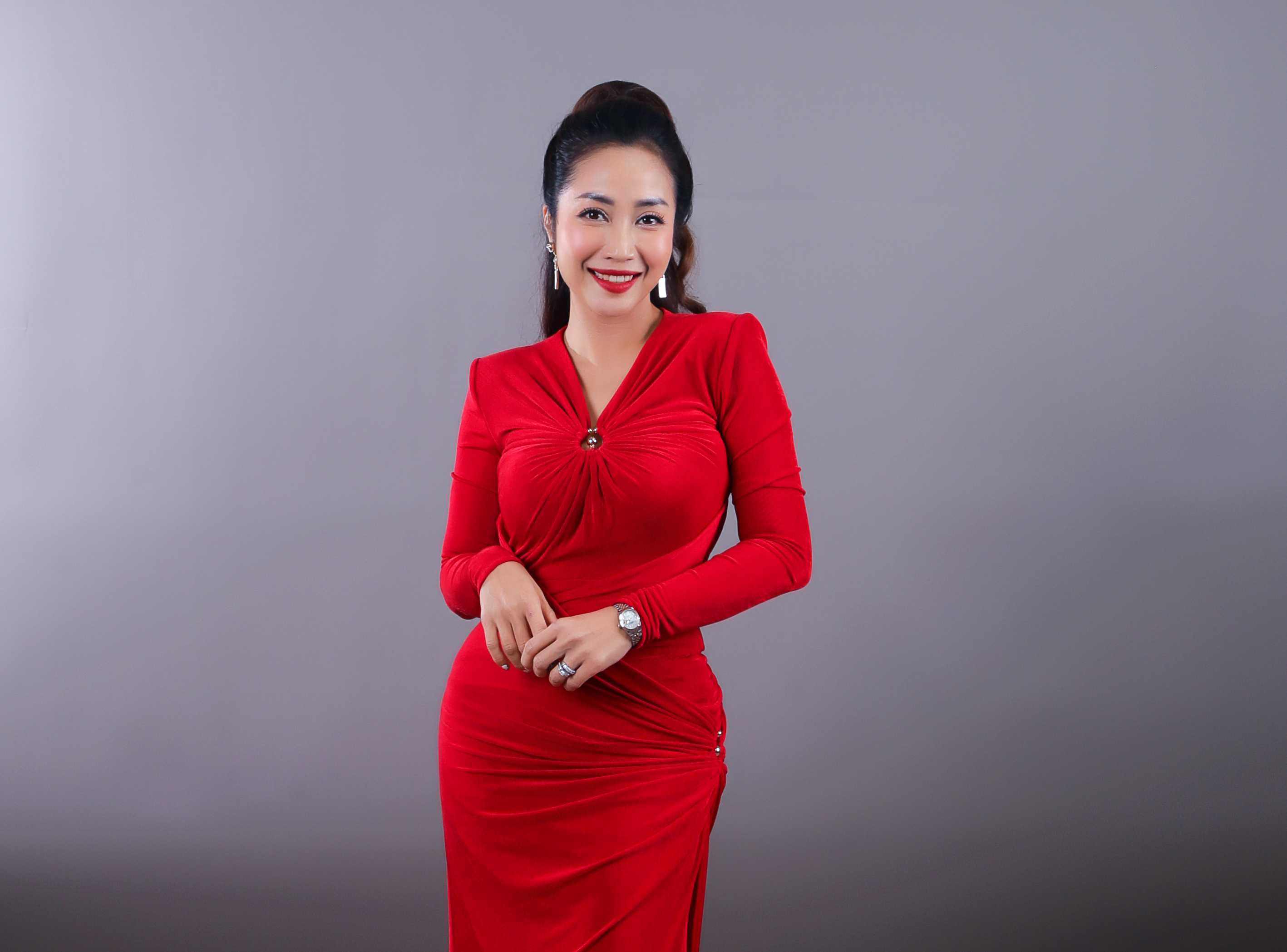 Meritorious Artist Oc Thanh Van returns as a judge on a TV show. Photo: Producer.