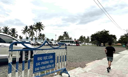 Khu đất tại Khu nghỉ mát Ana Mandara ở Nha Trang trước đây đang trở thành nơi đậu đỗ ô tô du lịch. Ảnh: Hữu Long