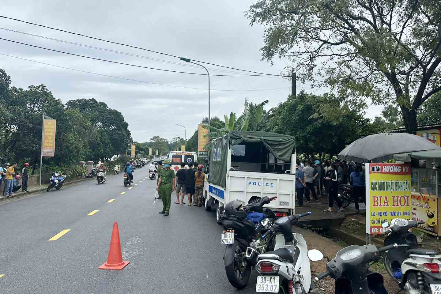 Many local people and authorities were present at the scene where the young man was found dead in Ky Dong commune. Photo: Ky Dong.
