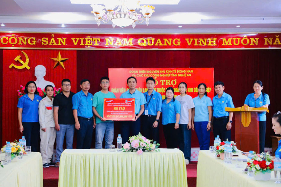 Trao quà hỗ trợ cho các doanh nghiệp Yên Bái bị thiệt hại do bão. Ảnh: Văn Thành Chương