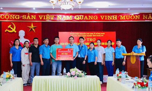 Trao quà hỗ trợ cho các doanh nghiệp Yên Bái bị thiệt hại do bão. Ảnh: Văn Thành Chương