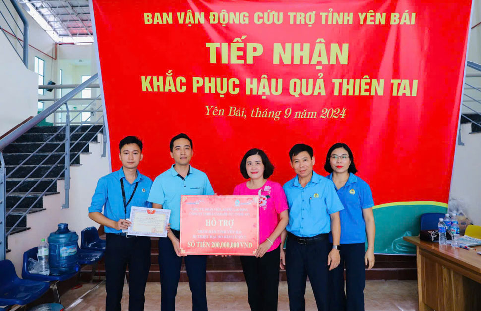 Trao ho tro 200 trieu dong cho Uy ban MTTQ Viet Nam tinh Yen Bai