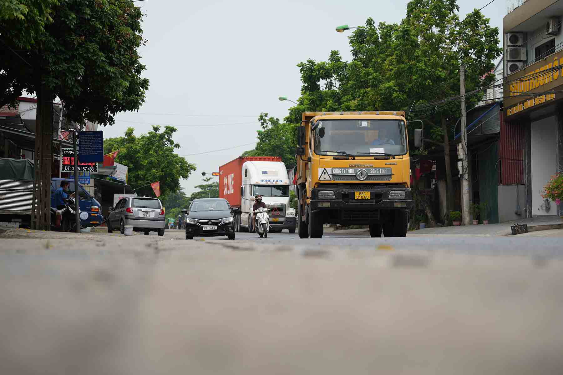 Xe tai, container chay nuom nuop moi ngay tren tuyen Quoc lo 3 Soc Son. Anh: Huu Chanh