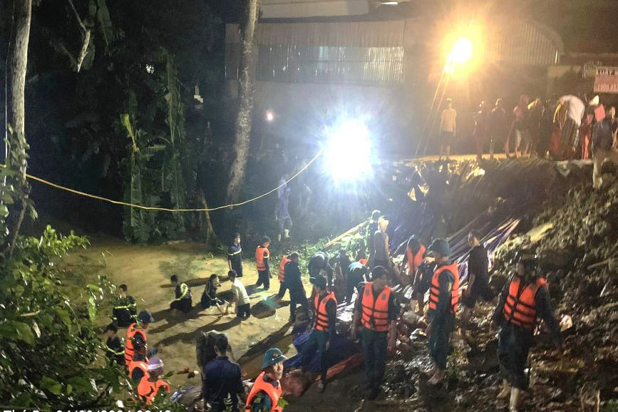 Suốt đêm, cán bộ chiến sĩ Công an Vĩnh Lộc ngâm mình trong bùn và nước khắc phục sự cố thấm nước thân đê. Ảnh: Trần Lâm