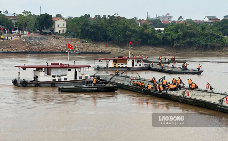 Phong Chau pontoon bridge officially installed. Photo: To Cong