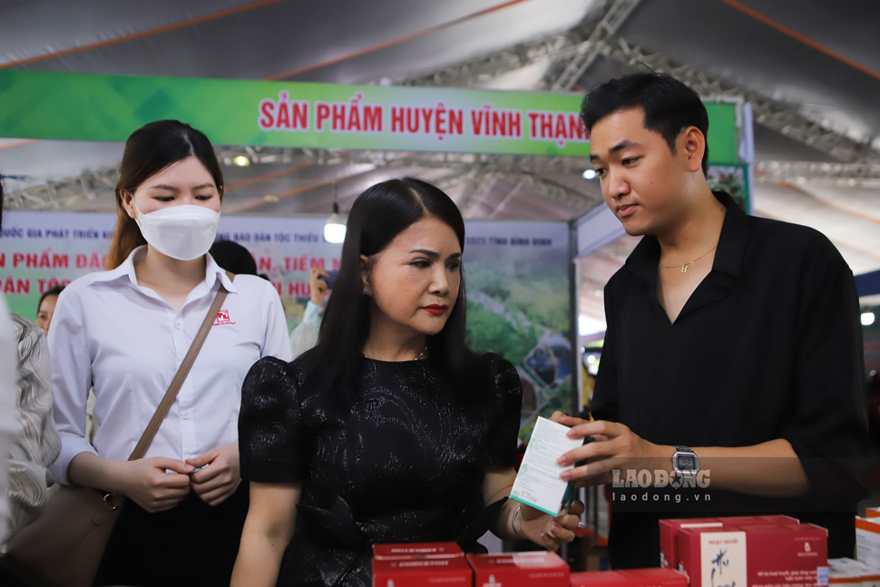Gian hàng trưng bày tại buổi triển lãm giới thiệu sản phẩm đến người tiêu dùng. Ảnh: Hoài Luân