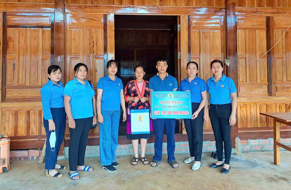 Đại diện lãnh đạo LĐLĐ tỉnh Điện Biên và LĐLĐ huyện Tuần Giáo trao Mái ấm Công đoàn cho gia đình đoàn viên Giàng A Mang - Công đoàn cơ sở xã Ta Ma. Ảnh: Bảo Lâm