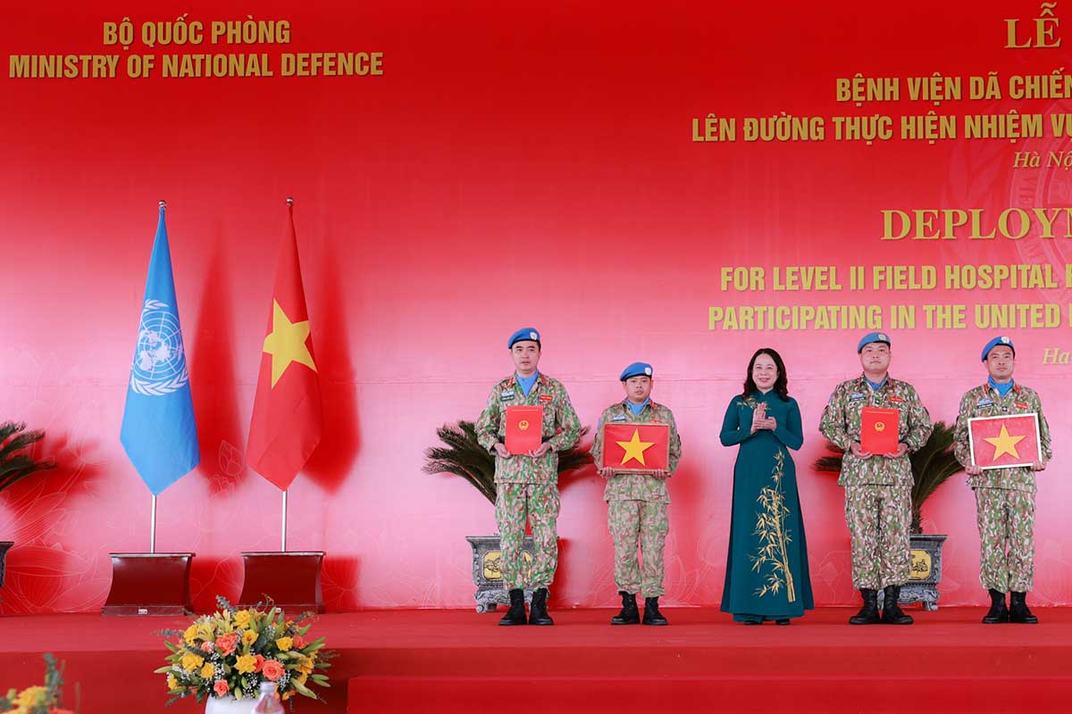 Phó Chủ tịch nước Võ Thị Ánh Xuân trao Quốc kỳ và tặng quà cho 2 đơn vị tham gia nhiệm vụ gìn giữ hòa bình Liên Hợp Quốc. Ảnh: Hải Nguyễn
