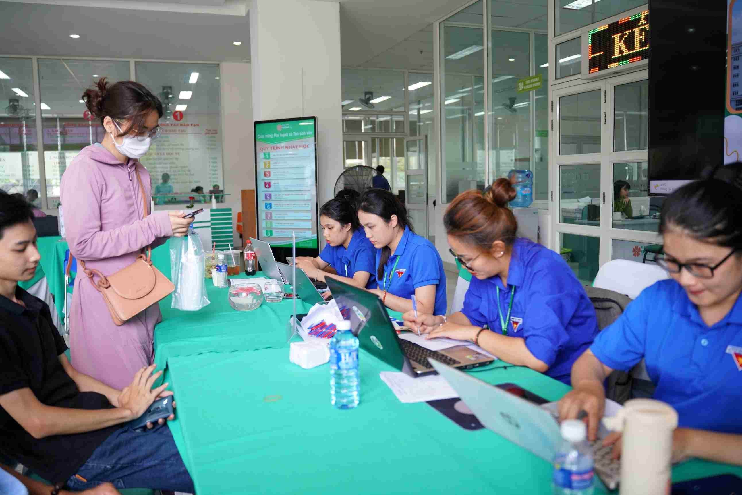 Hình ảnh quyên góp ủng hộ vùng bão lũ của SV ĐH Đông Á. Ảnh: Phương Chi
