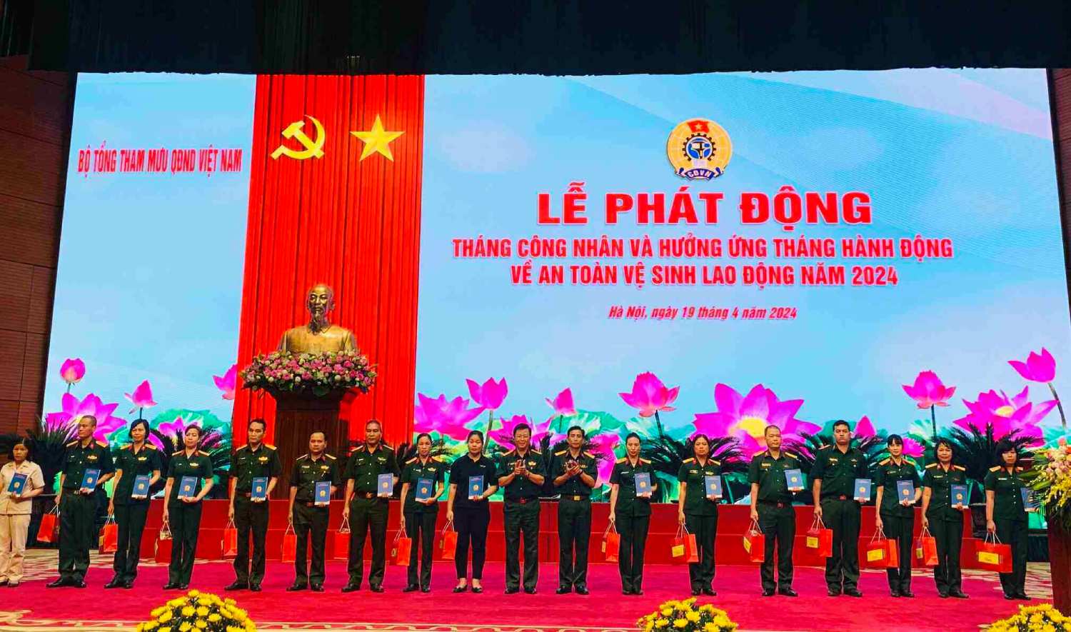 Bộ Tổng tham mưu Quân đội Nhân dân Việt Nam trao quà cho quân nhân chuyên nghiệp. Ảnh: Minh Quý