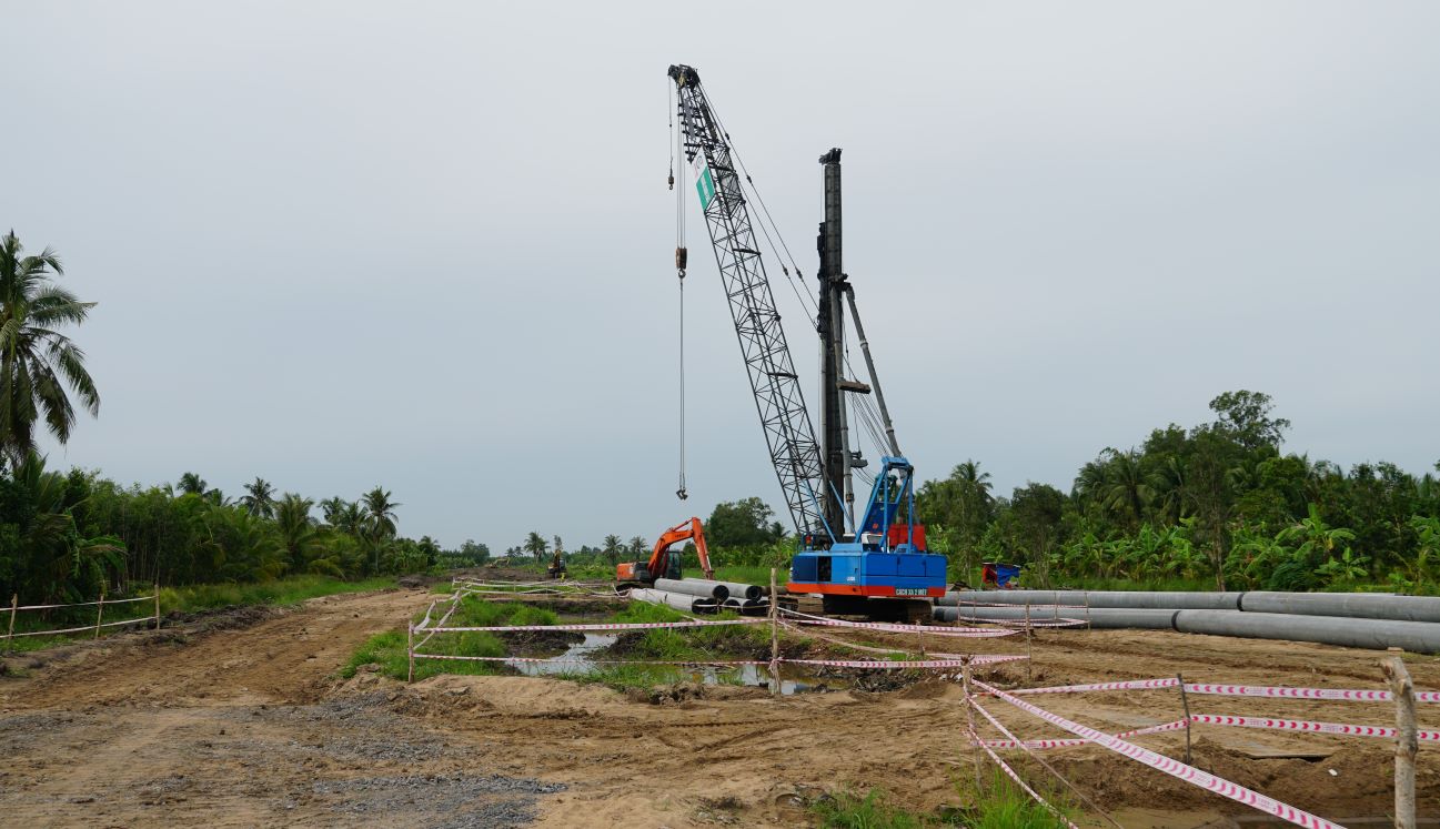 Du an thanh phan 4 cao toc Chau Doc - Can Tho - Soc Trang can khoang 2,5 trieu m3 cat bien de san lap. Anh: Phuong Anh