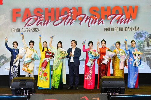 8 nhà thiết kế nhận hoa và cup của ban tổ chức trong show diễn ở Festival Thu Hà Nội 2024. Ảnh: BTC