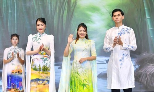 Nhà thiết kế Hoàng Ly giới thiệu bộ sưu tập "Tre xanh – Dấu ấn vẻ đẹp Việt". Ảnh: BTC