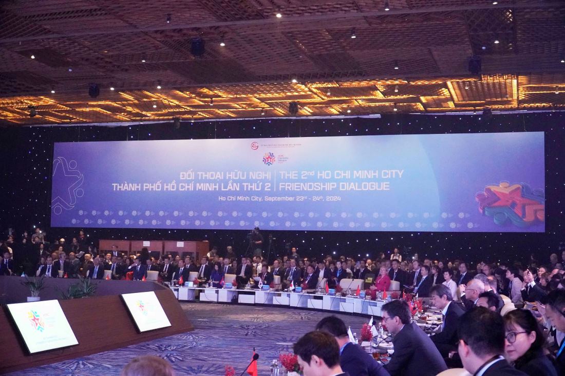 Hơn 35 đoàn lãnh đạo đến từ các địa phương quốc tế có quan hệ hợp tác hữu nghị với TPHCM tham dự hội nghị. Ảnh: Ngọc Lê