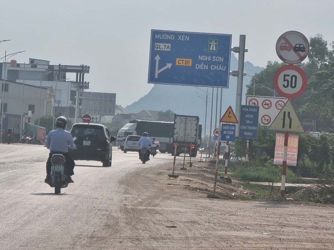 Đường giao thông qua Nghệ An. Ảnh: Quang Đại