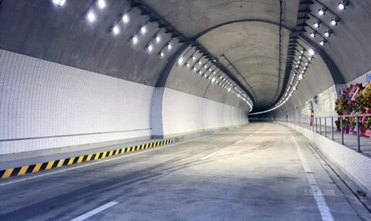 Các phương tiện sẽ tạm dừng lưu thông qua hầm Hải Vân trong 30 phút. Ảnh: Minh Long