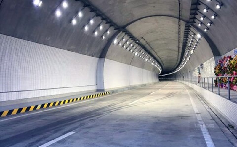 Vehicles will temporarily stop circulating through Hai Van tunnel for 30 minutes. Photo: Minh Long