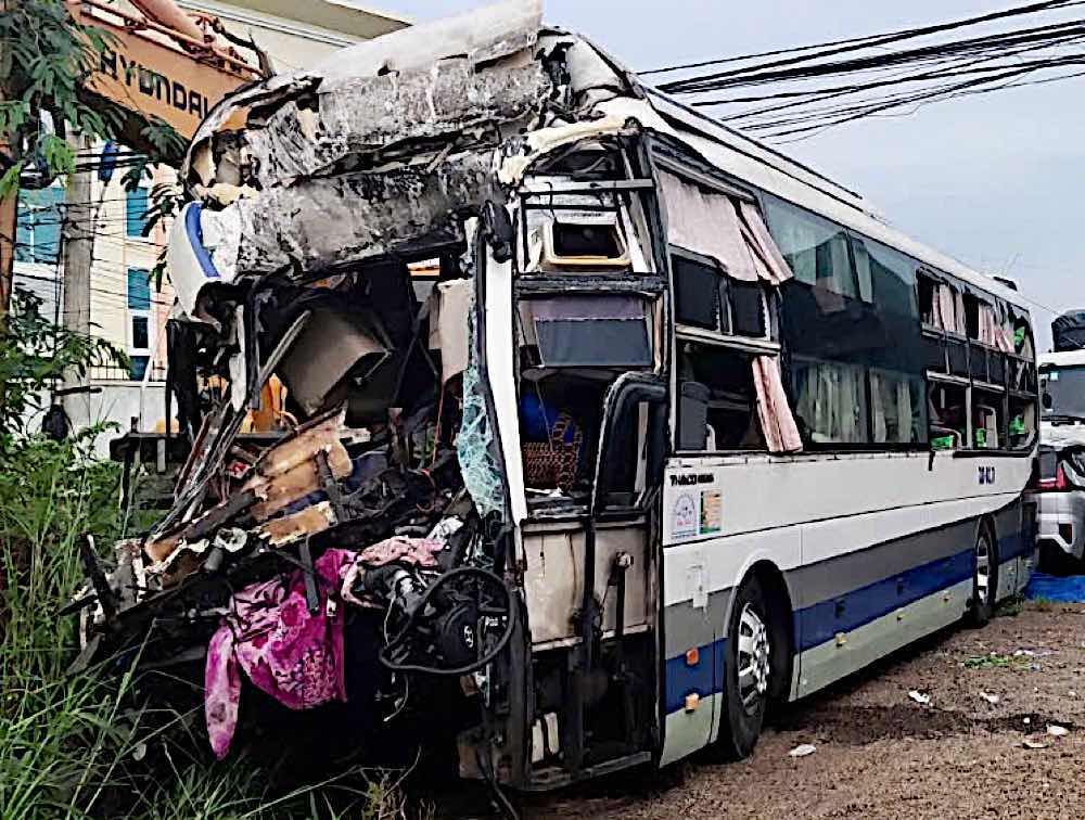 Xe khach trong vu tai nan tren cao toc Vinh Hao - Phan Thiet. Anh: Duy Tuan 