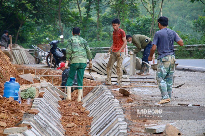 Cac nhan cong miet mai lam viec, day nhanh tien do.