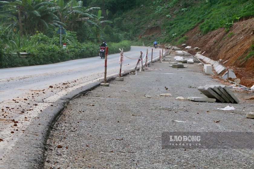 Tens of billions of dong were spent to eliminate traffic black spots, ensuring safety for people and vehicles traveling on National Highway 3 through Bac Kan. Photo: Viet Bac.
