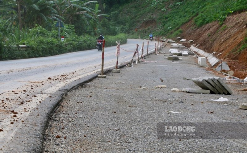 Tens of billions of dong were spent to eliminate traffic black spots, ensuring safety for people and vehicles traveling on National Highway 3 through Bac Kan. Photo: Viet Bac.