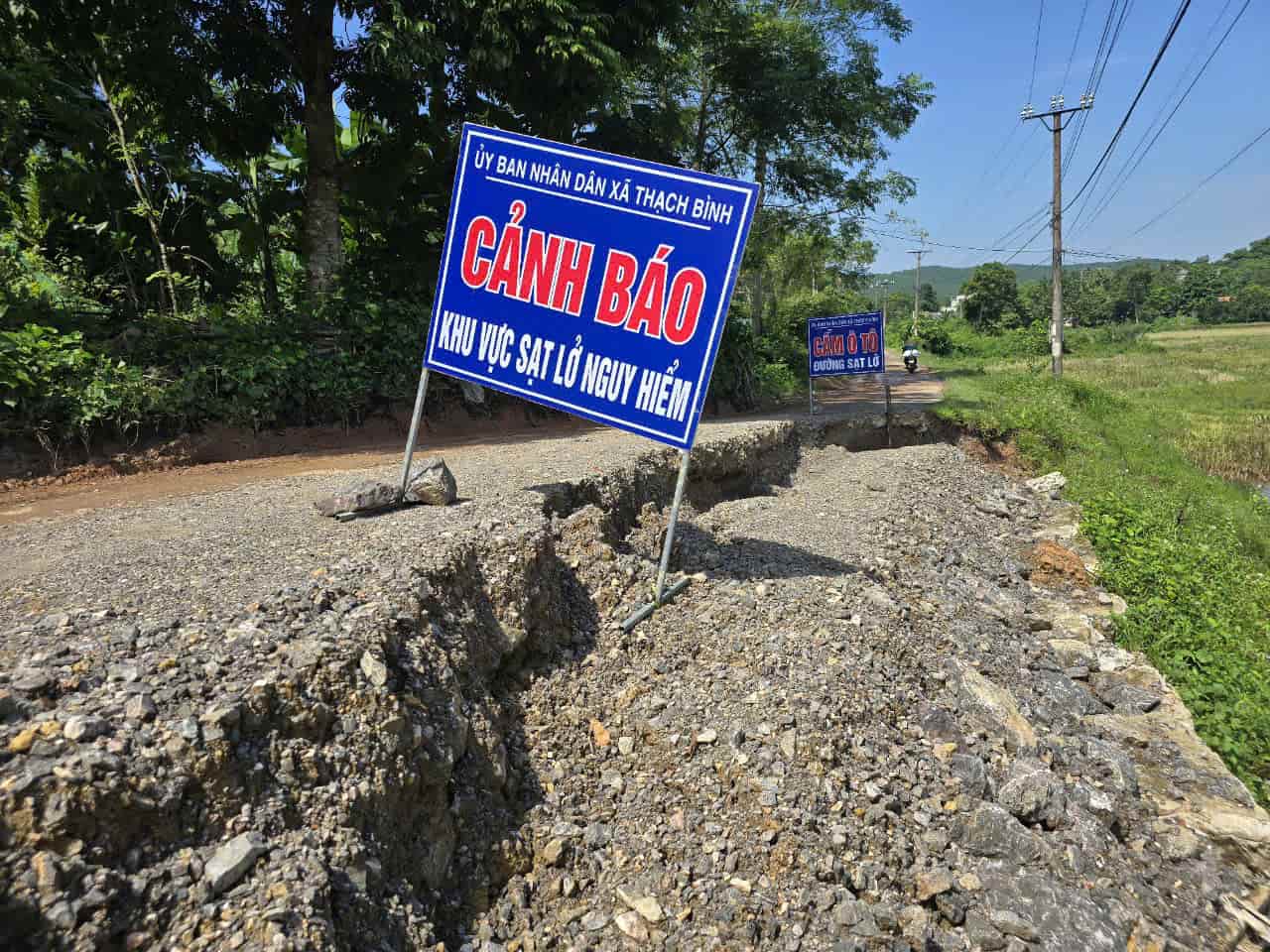 Mưa lũ đã làm gần 2km đường giao thông ở Ninh Bình bị sạt lở, hư hỏng. Ảnh: Nguyễn Trường