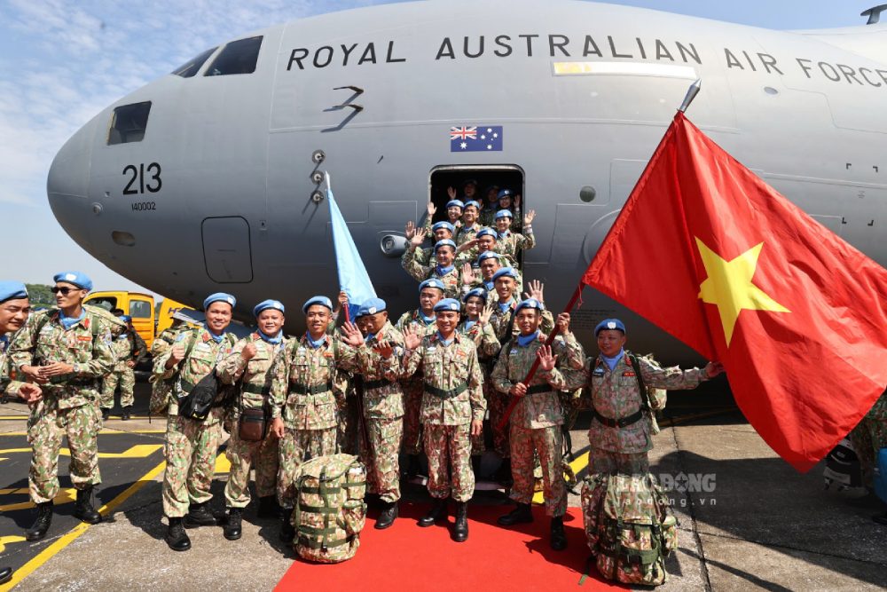 Các chiến sĩ "mũ nồi xanh" Việt Nam rạng rỡ lên đường thực hiện nhiệm vụ gìn giữ hòa bình Liên Hợp Quốc. Ảnh: Hải Nguyễn