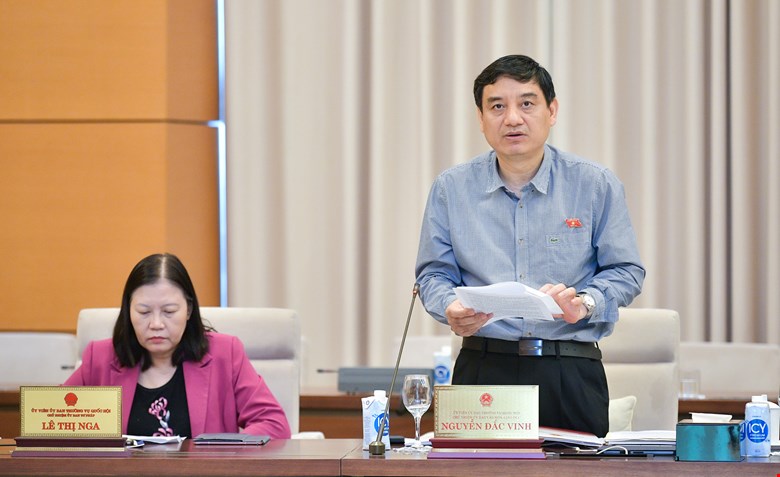 Chairman of the Committee on Culture and Education Nguyen Dac Vinh (right) proposed to study and supplement the responsibility of the Ministry of Public Security in handling violations in advertising activities. Photo: Quochoi.vn