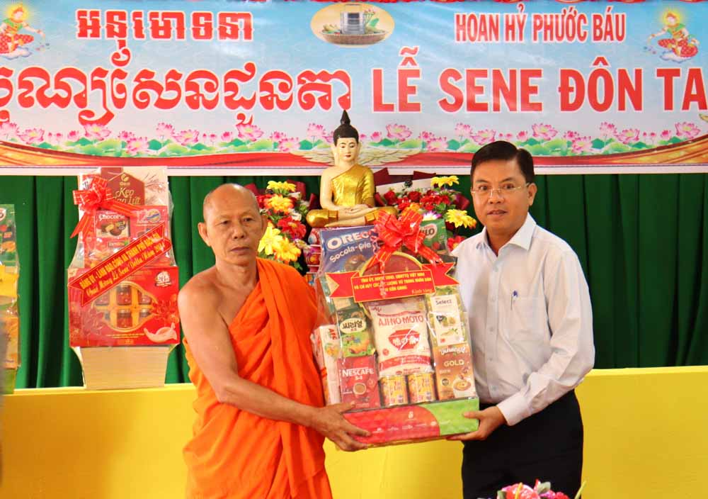 Ông Nguyễn Lưu Trung - Phó Chủ tịch UBND tỉnh Kiên Giang tặng quà chúc mừng Hội Đoàn kết Sư sãi yêu nước tỉnh nhân dịp Lễ Sene Dolta năm 2024. Ảnh: Ngọc Mai
