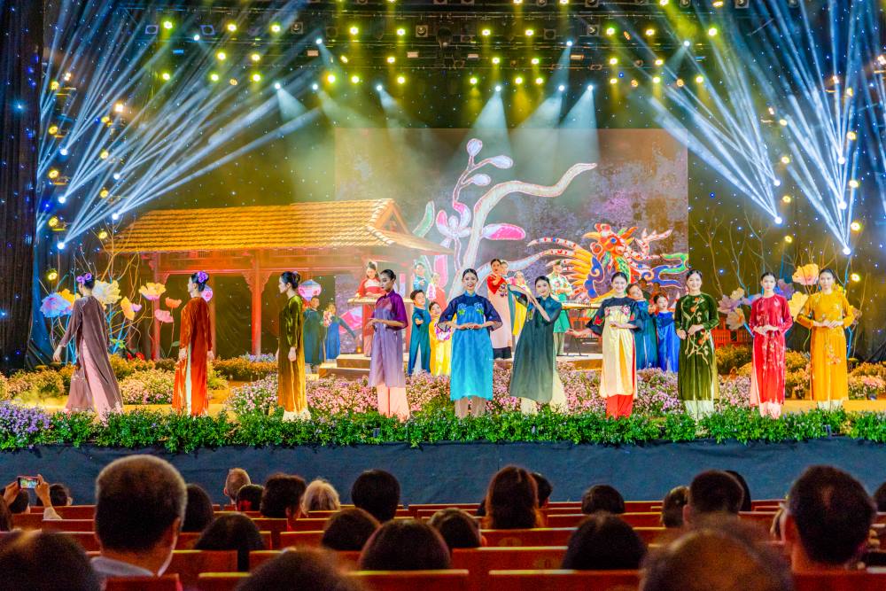 Ngay 24.9, Trung tam Bao ton Di tich Co do Hue cho biet, Le hoi Ao dai Hue 2024 “Linh phung“. Day la mot trong nhung chuong trinh diem nhan thuoc khuon kho Festival Mua thu Hue 2024. 