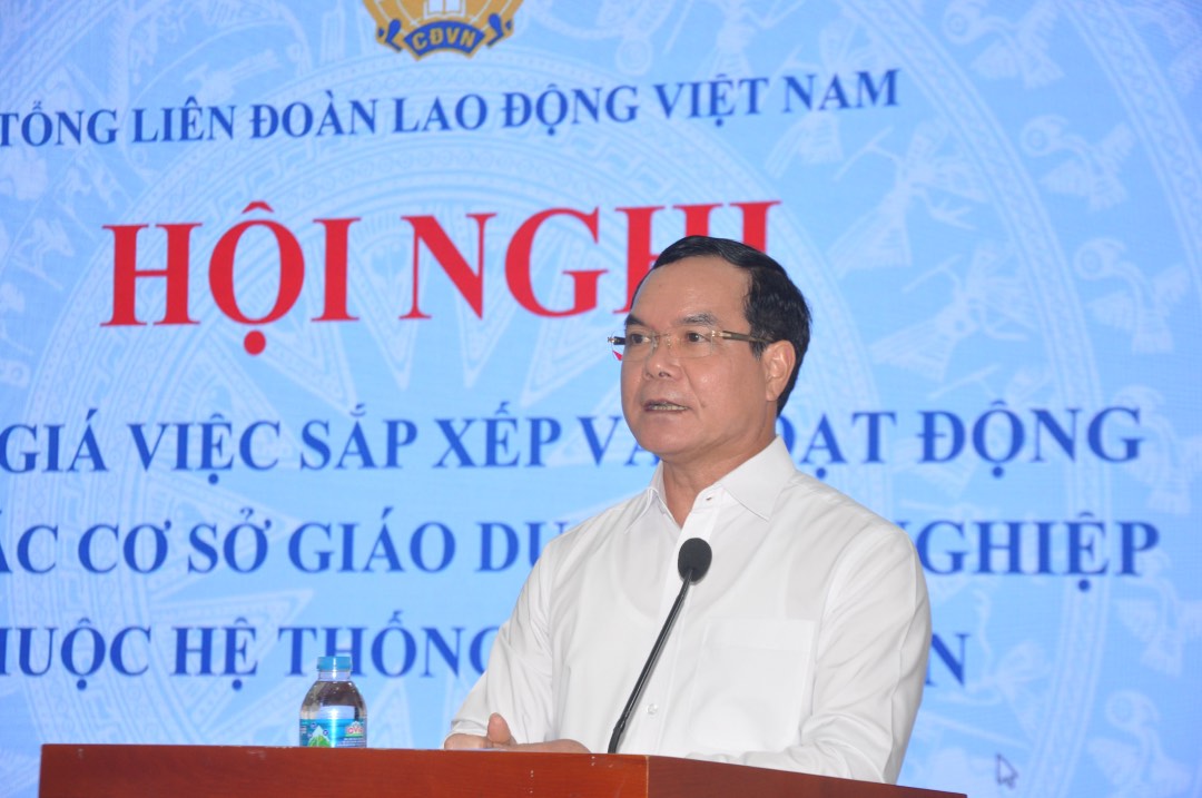 Chủ tịch Tổng Liên đoàn Lao động Việt Nam Nguyễn Đình Khang phát biểu tại hội nghị. Ảnh: Bảo Hân 