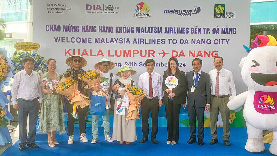 Chuyến bay đầu tiên của Malaysia Airlines đến thành phố Đà Nẵng. Ảnh: Da Nang Fantasticity