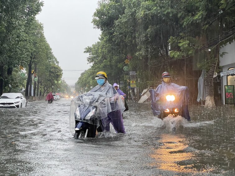 Many roads in the center of Quang Ngai City are often turned into rivers after heavy rains. Photo: Vien Nguyen