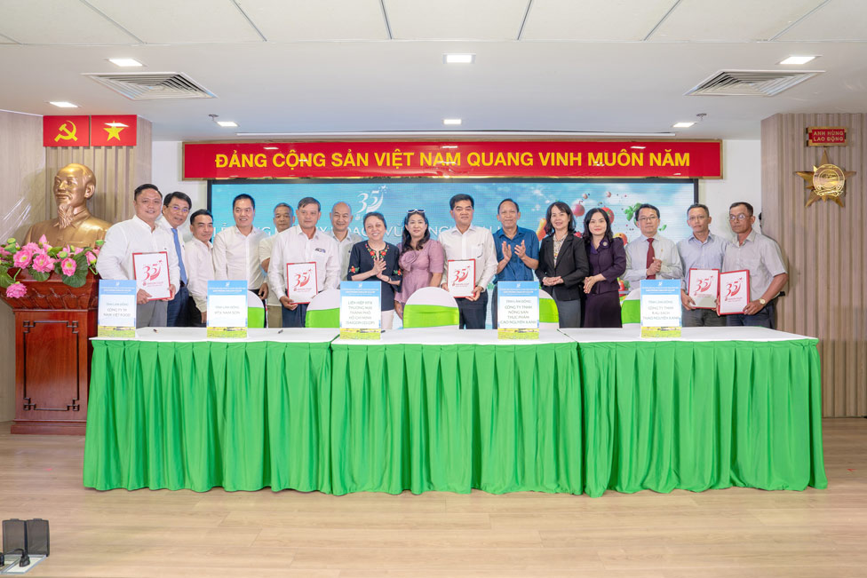 Saigon Co.op signed cooperation agreements with 17 suppliers under the witness of leaders of Ho Chi Minh City Departments, Boards and Sectors. Photo: Provided by the enterprise
