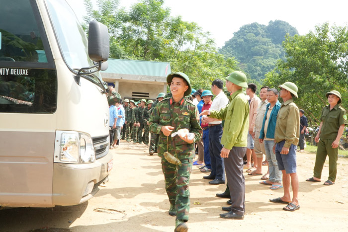 Quan doi da rut ve, hien chi con luc luong cua xa Phuc Khanh, huyen Bao Yen tiep tuc tim kiem tai Lang Nu. Anh: Dinh Dai