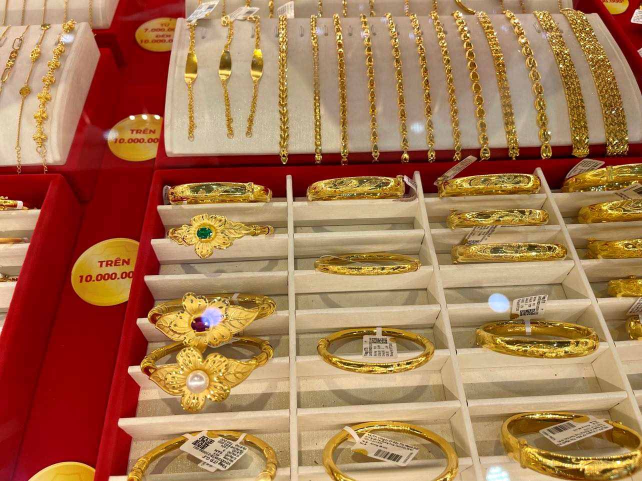 Sáng 24.9, vàng thế giới quy đổi theo giá USD ngân hàng ở mức gần 79,4 triệu đồng/lượng. Ảnh: Ngọc Vân