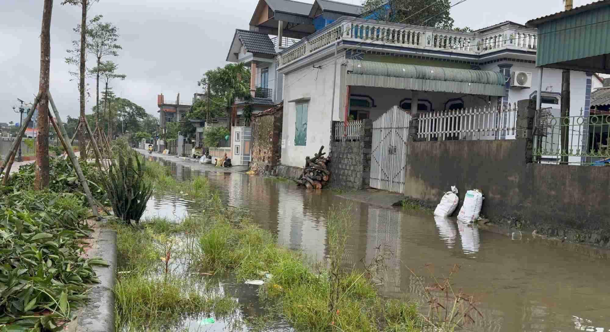 Trời nắng thì bụi, trời mưa thì ngập nước ở nhiều đoạn thuộc con đường quanh ao làng Giữa Quýt (huyện Mỹ Đức). Ảnh: Hoàng Lộc