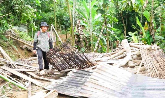 Người dân làng Tăk Chay, thôn 5, xã Trà Cang, huyện Nam Trà My, Quảng Nam thẫn thờ trước cảnh tượng nhà cửa tan hoang vì sạt lở. Ảnh: Phú Thiện