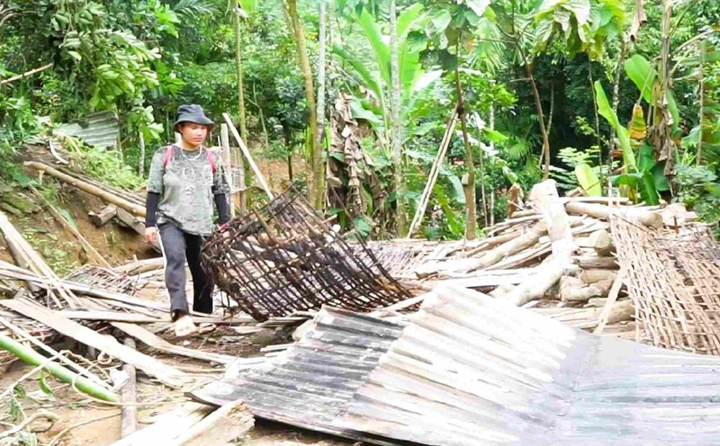 Người dân làng Tăk Chay, thôn 5, xã Trà Cang, huyện Nam Trà My, Quảng Nam thẫn thờ trước cảnh tượng nhà cửa tan hoang vì sạt lở. Ảnh: Phú Thiện