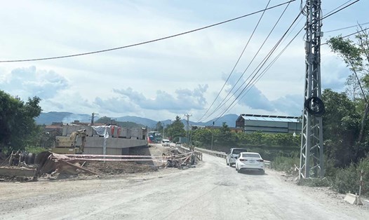 Điểm nghẽn tại cầu Ba La vẫn tồn tại khiến chậm tiến độ. Ảnh: Xuân Nhàn