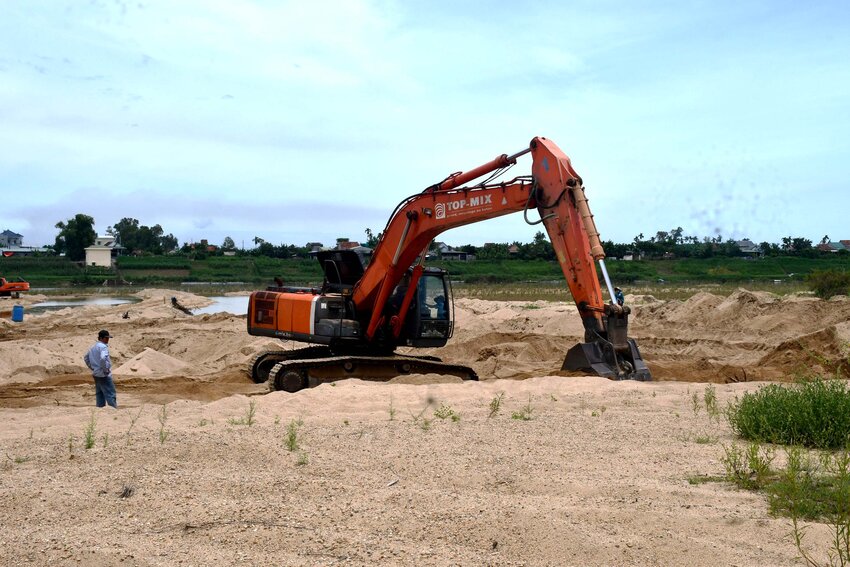 Khai thác cát ở mỏ cát An Tráng, xã Nghĩa Thắng, huyện Tư Nghĩa, tỉnh Quảng Ngãi. Ảnh: Viên Nguyễn