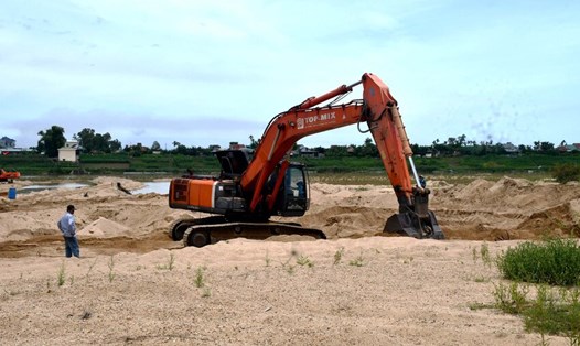 Khai thác cát ở mỏ cát An Tráng, xã Nghĩa Thắng, huyện Tư Nghĩa, tỉnh Quảng Ngãi. Ảnh: Viên Nguyễn