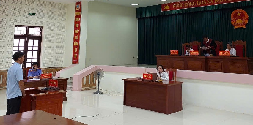 Bị cáo Đặng Thành Chung - Cựu Phó Giám đốc Trung tâm đăng kiểm 73-02D tại phiên tòa. Ảnh: P. Hoàng