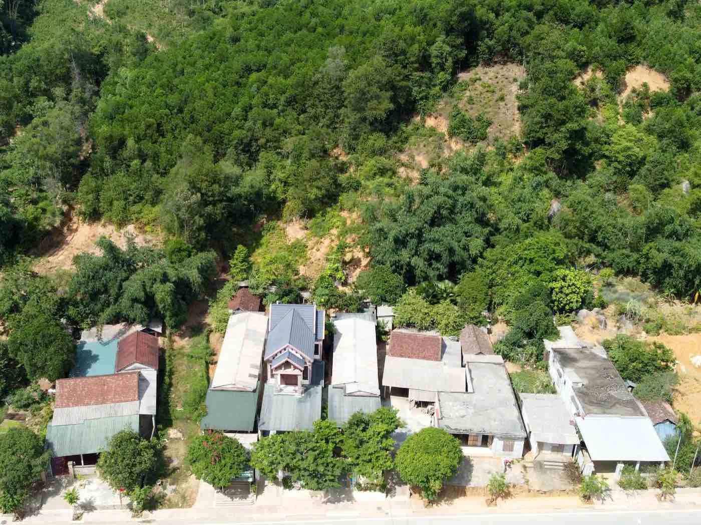 Khu vực đồi Cây Sường nguy cơ bị ảnh hưởng bởi sạt lở đất. Ảnh: T. Sơn