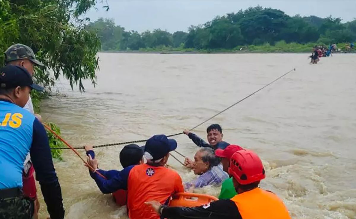 Nhan vien cuu ho so tan nguoi dan khi bao Bebinca gay mua lon, lu lut o thi tran Rizal, tinh Occidental Mindoro, ngay 14.9.2024. Anh: Canh sat bien Philippines