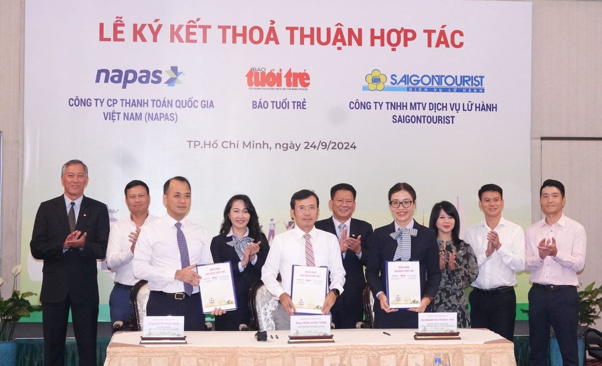 NAPAS, Saigontourist and Tuoi Tre Newspaper held a signing ceremony for the cooperation program to support and promote NAPAS card spending in Korea. Photo: Nguyen Dang