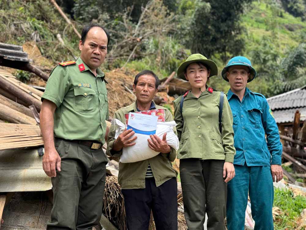 Công an Kiên Giang đã trao tiền và quà tận tay cho bà con bị thiệt hại do bão lũ. Ảnh: Công an Kiên Giang