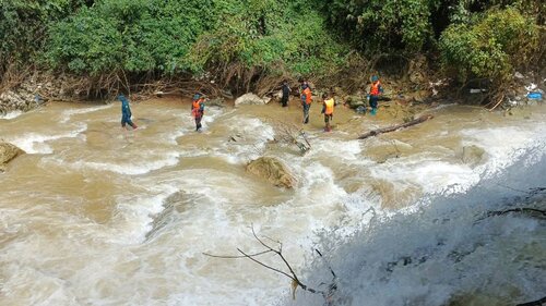 Lực lượng chức năng đã tìm thấy 2 nạn nhân bị cuốn trôi khi qua ngầm tràn ở Sơn La. Ảnh: Văn Hải