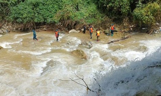 Lực lượng chức năng đã tìm thấy 2 nạn nhân bị cuốn trôi khi qua ngầm tràn ở Sơn La. Ảnh: Văn Hải
