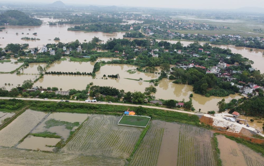 Chieu ngay 24.9, hon 500 ho dan o cac thon Binh Lam va Che Cau cua xa Yen Son, huyen Ha Trung, tinh Thanh Hoa van chim trong nuoc lu. Anh: Quach Du